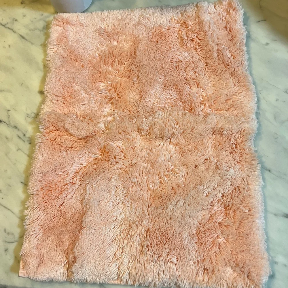Martha stewart 100% nylon collection Bath rug 18 by 24 Inches